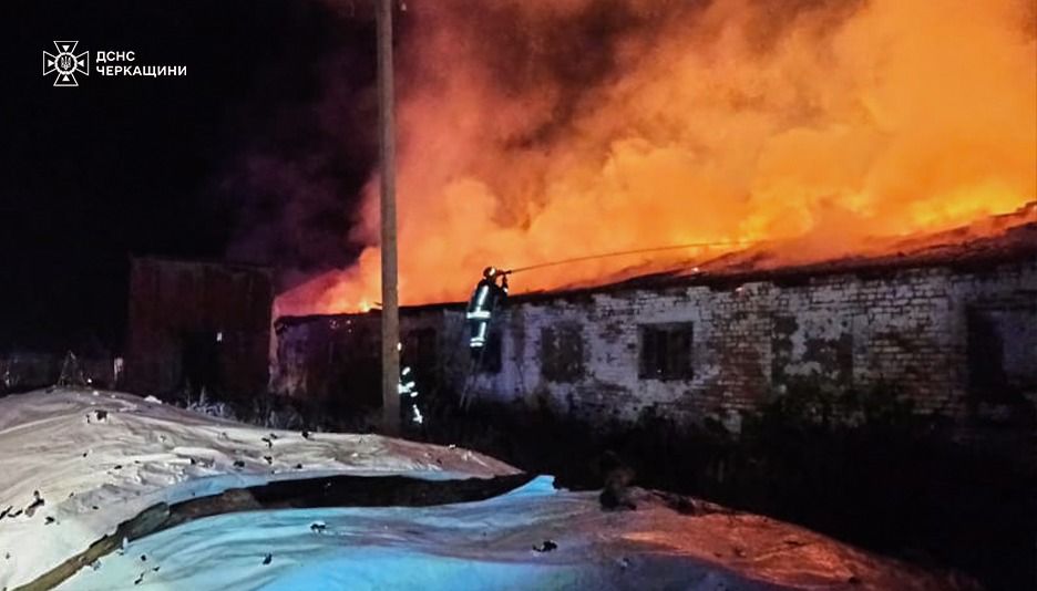 На Черкащині внаслідок обстрілу спалахнула ферма